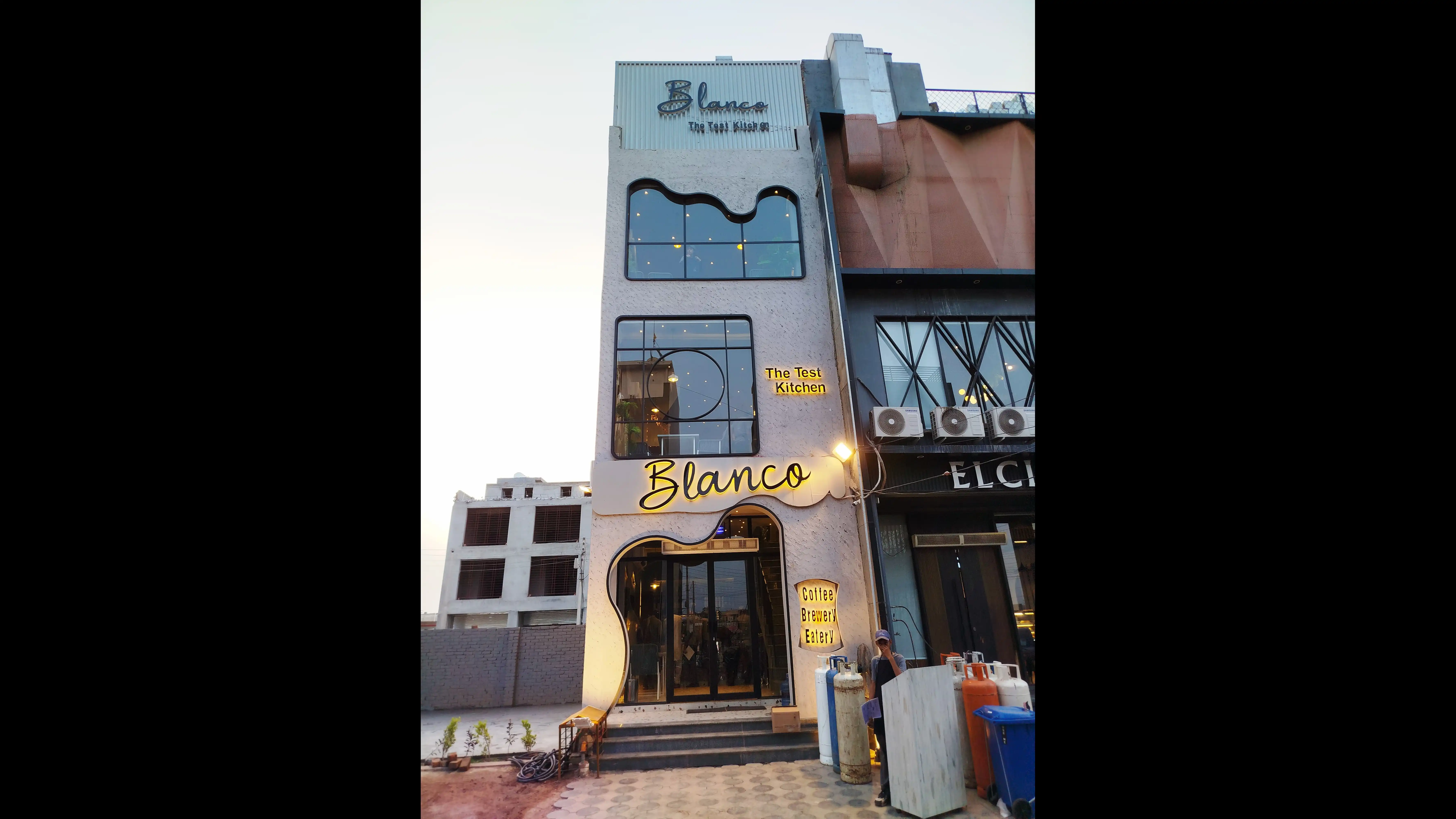 BLANCO CAFE gallery image 3