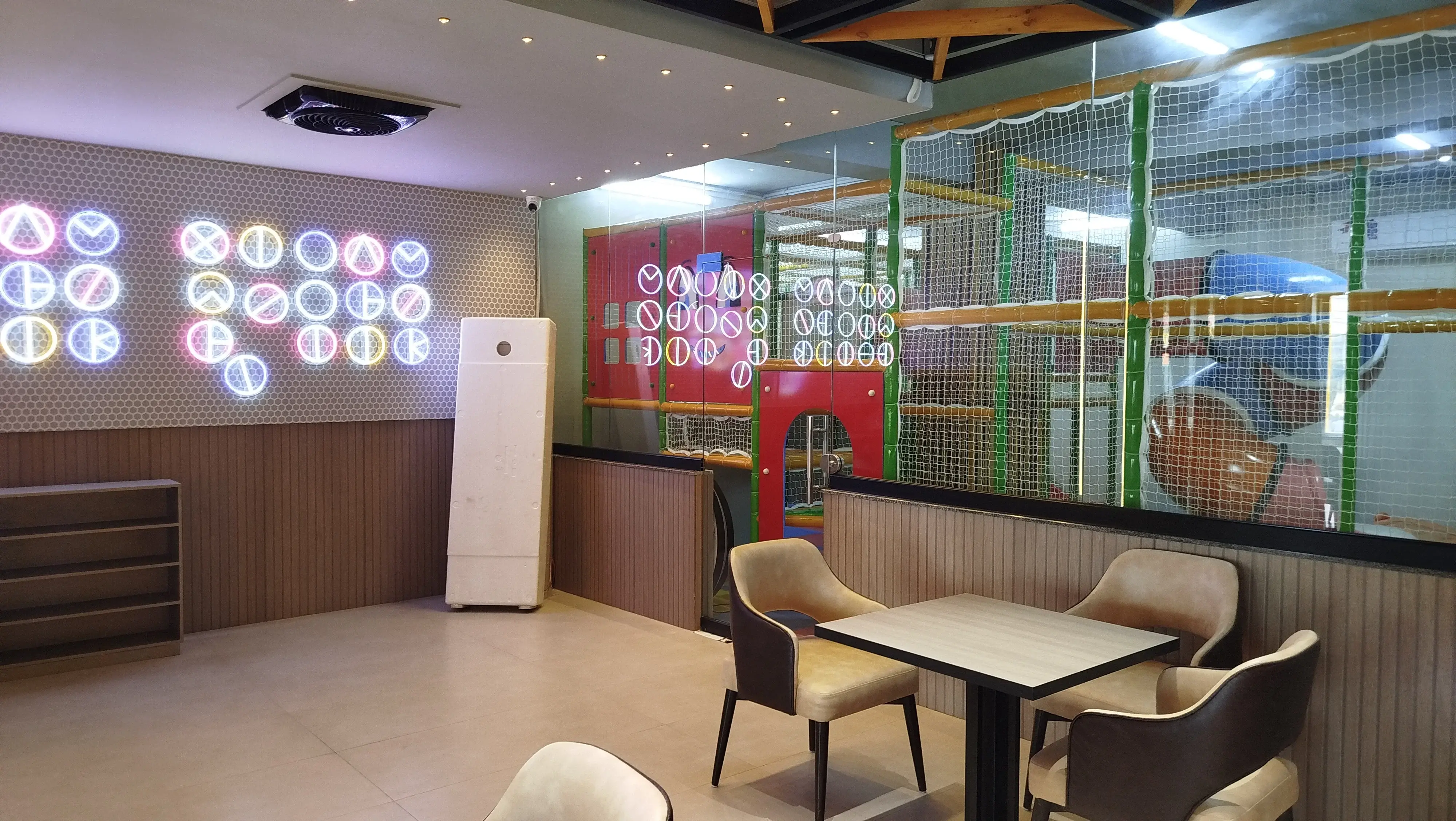 MEZADINE RESTAURANT gallery image 15