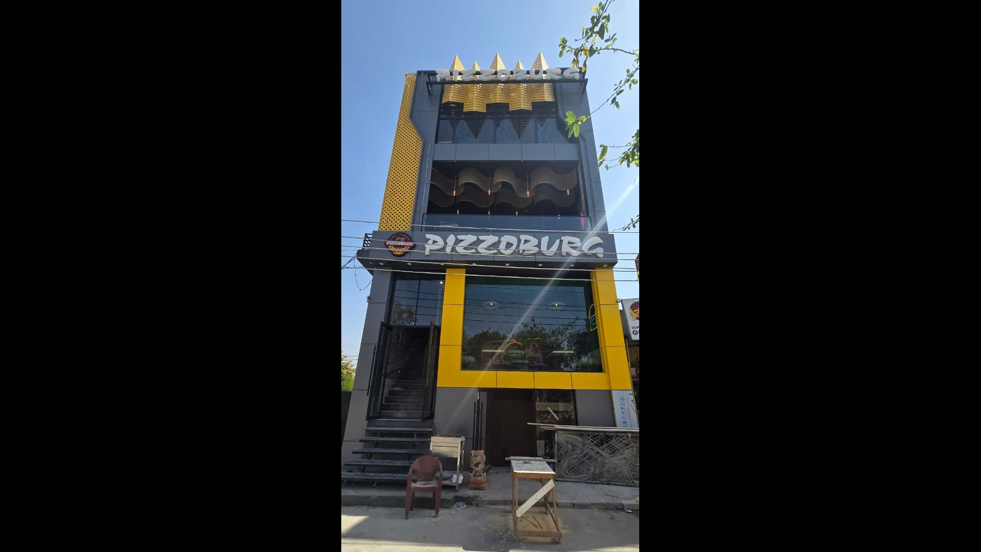 PIZZOBURG RESTAURANT gallery image 2