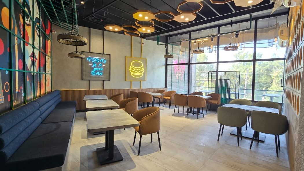 PIZZOBURG RESTAURANT gallery image 7